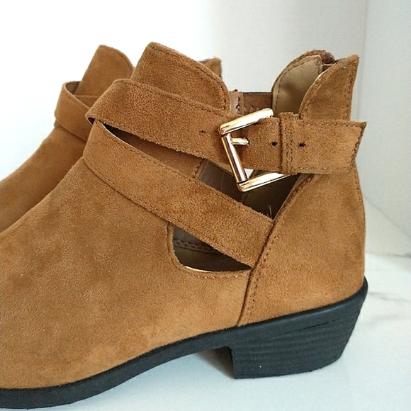 Wild Diva Lounge Faux Suede Tan Ankle Booties Size 7 - Picture 4 of 7